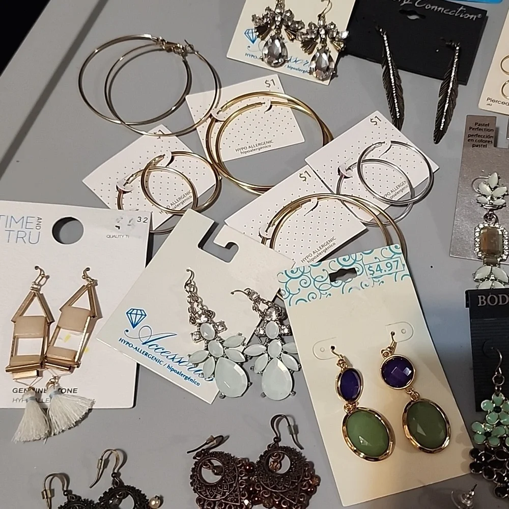 Bundle of 40 earrings